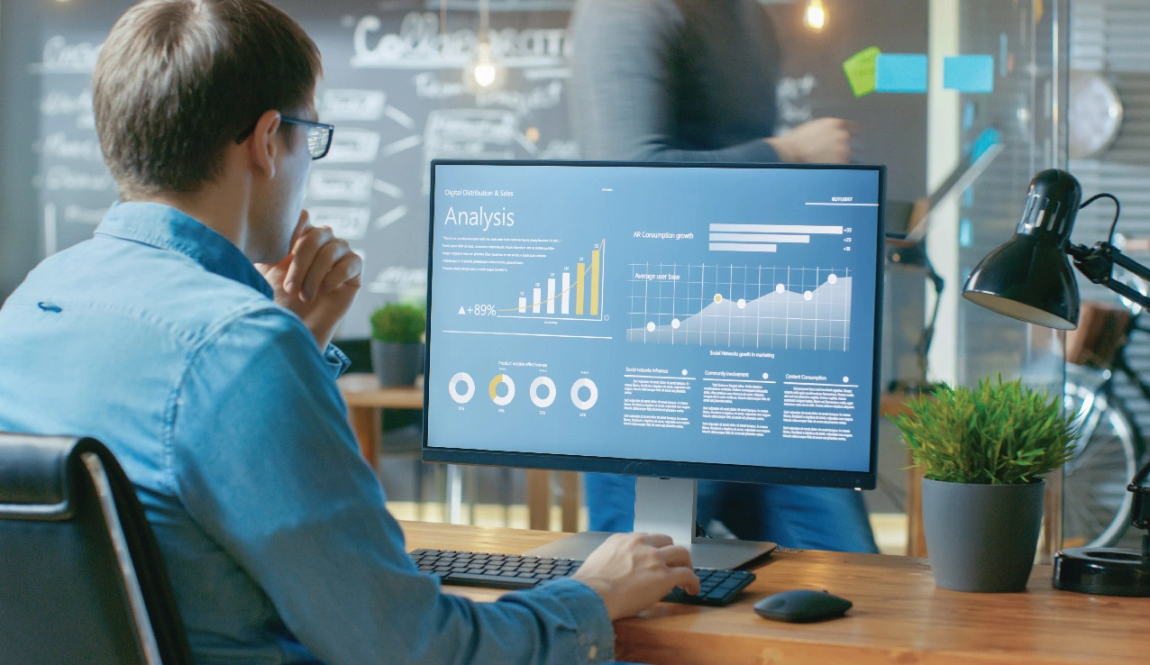 Изображение мужчины на баннере